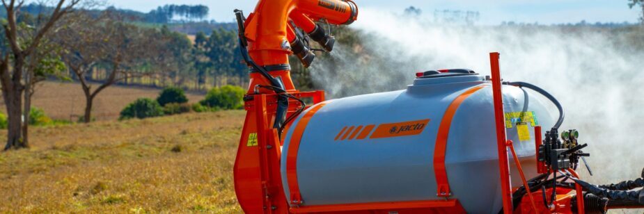 tanque pulverizador: tanque pulverizador em um campo