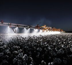Uniport 2530 pulverizando a noite em uma plantação de algodão.