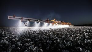 Uniport 2530 pulverizando a noite em uma plantação de algodão.